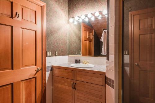 Nightstar - Charming Rustic Cabin W Large Balcony & Sauna