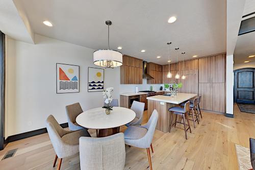 Luxe Fairway Springs Townhome - Golf & Spa Townhouse