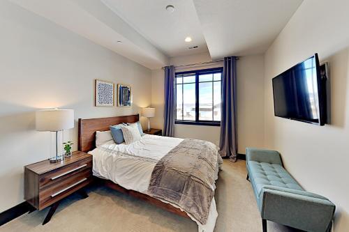 Luxe Fairway Springs Townhome - Golf & Spa Townhouse