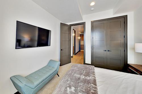 Luxe Fairway Springs Townhome - Golf & Spa Townhouse