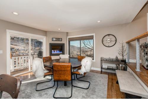 2-home Compound With Hot Tub - Walk To Main Street Home