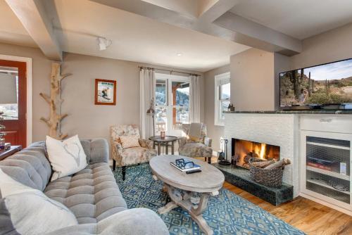 2-home Compound With Hot Tub - Walk To Main Street Home