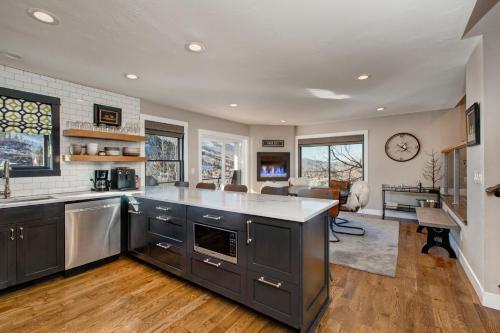 2-home Compound With Hot Tub - Walk To Main Street Home