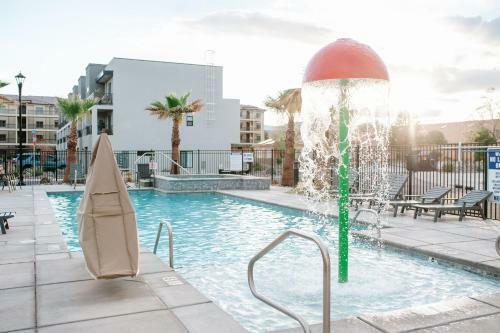 31 - Vue At Green Valley With Community Pool