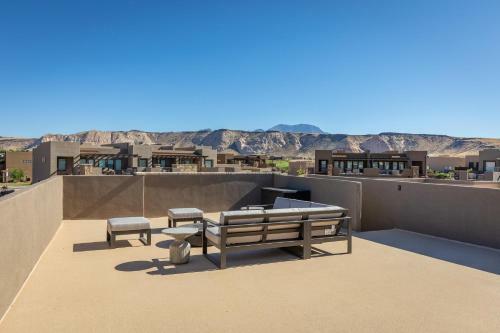 Villa Modern Ledges