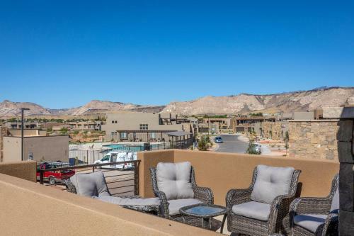 Villa Poolside Oasis