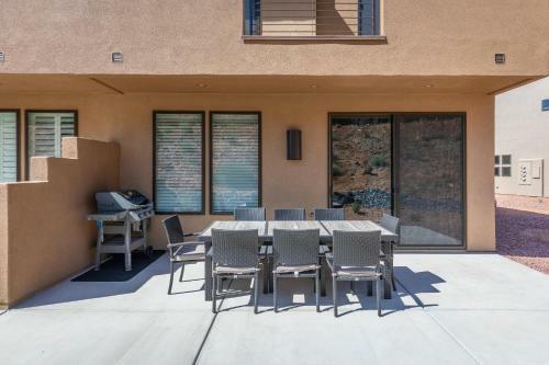 Villa Poolside Oasis