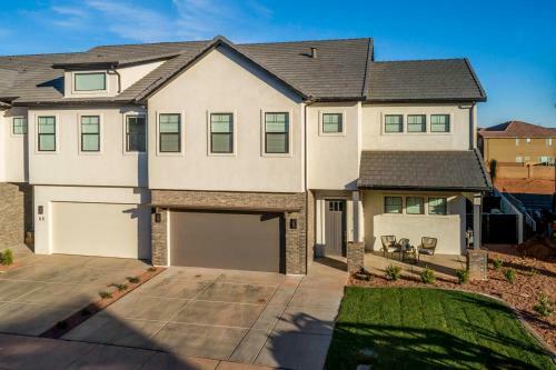 64 65 Two Connected Homes In Ocotillo Springs With Private Pools