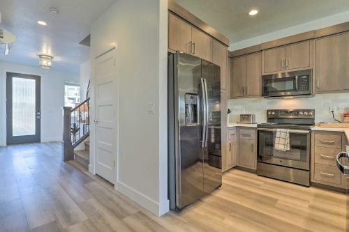 Sleek Townhome With Community Perks And Mtn Views