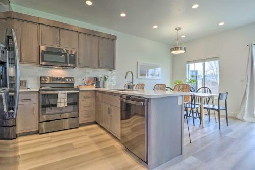 Sleek Townhome With Community Perks And Mtn Views