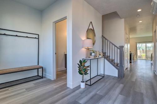 Sleek Townhome With Community Perks And Mtn Views