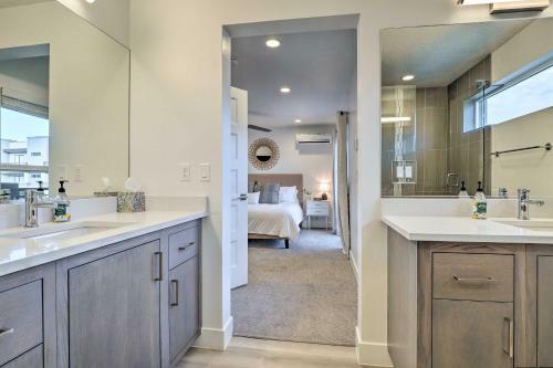 Sleek Townhome With Community Perks And Mtn Views