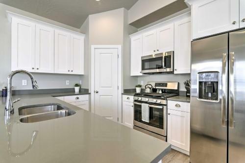 Modern Washington Townhome- 6 Mi From Red Cliffs!