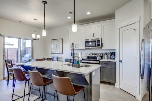Vida Sol End Unit - Private Hot Tub & Firepit Townhouse