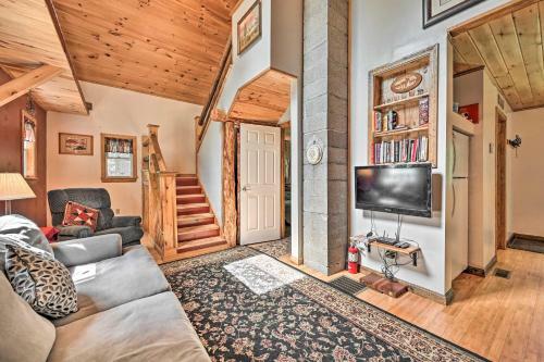 Cabin In The Untouched Woods, 3 Miles To Ski!