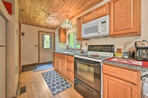 Cabin In The Untouched Woods, 3 Miles To Ski!