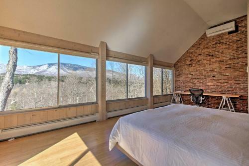Manchester Home On 40 Acres With Game Room, Deck