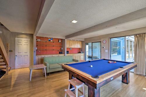 Manchester Home On 40 Acres With Game Room, Deck