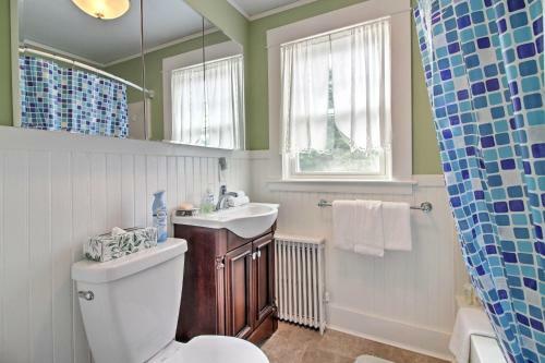 Spacious Rutland Townhome With Fire Pit- Walk To Town