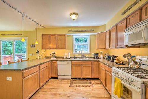 West Dover Home With Deck, Grill And Ev Outlet