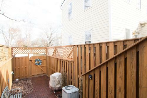 Historic 2br Townhouse + Loft + Studio On Queen St