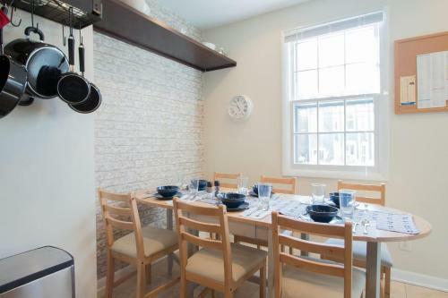Historic 2br Townhouse + Loft + Studio On Queen St