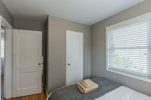 Deluxe 3br 2ba Townhouse With Cozy Backyard
