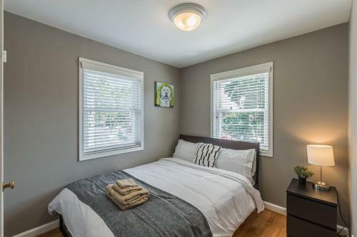 Deluxe 3br 2ba Townhouse With Cozy Backyard