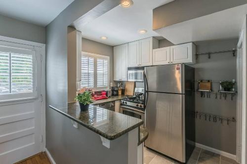 Deluxe 3br 2ba Townhouse With Cozy Backyard