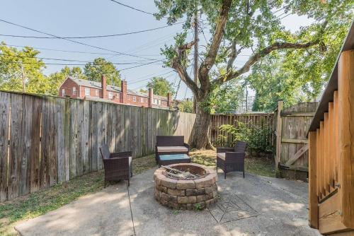Deluxe 3br 2ba Townhouse With Cozy Backyard