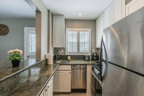 Deluxe 3br 2ba Townhouse With Cozy Backyard