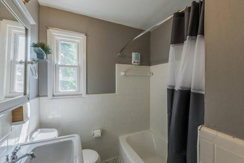 Deluxe 3br 2ba Townhouse With Cozy Backyard