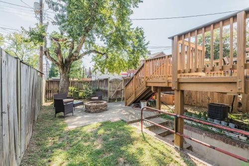 Deluxe 3br 2ba Townhouse With Cozy Backyard