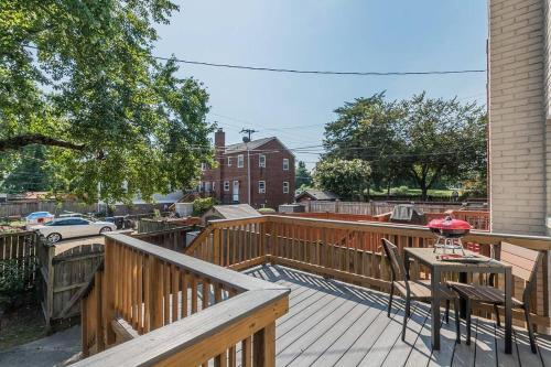 Deluxe 3br 2ba Townhouse With Cozy Backyard