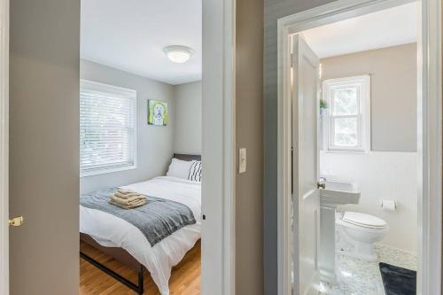 Deluxe 3br 2ba Townhouse With Cozy Backyard