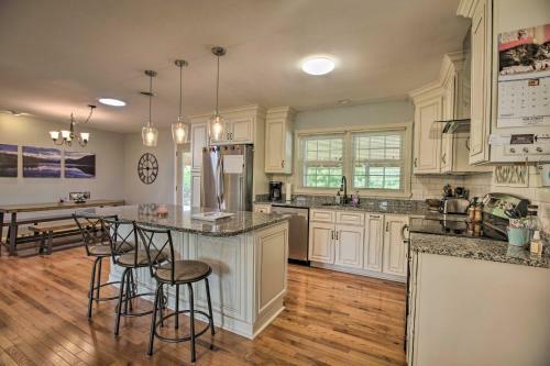 Family-friendly Getaway With Fire Pit And Kayaks!
