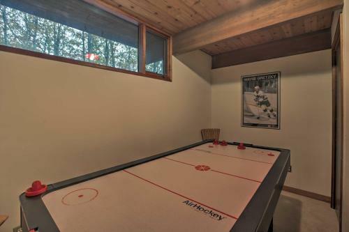 Spacious Wintergreen Home - Half Mile To Slopes!