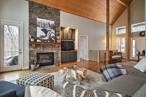 Lavish Wintergreen Home With Hot Tub By Skiing!