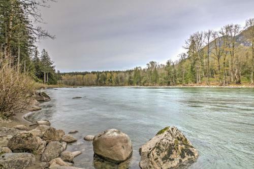 Exquisite Gold Bar Home With Deck On Skykomish River