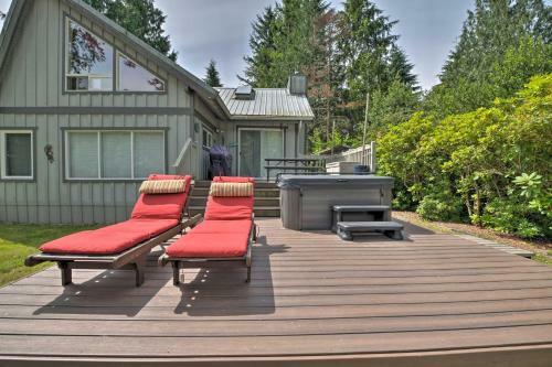 Riverfront Gold Bar Cabin With Deck And Mtn Views!