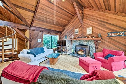 Riverfront Gold Bar Cabin With Deck And Mtn Views!