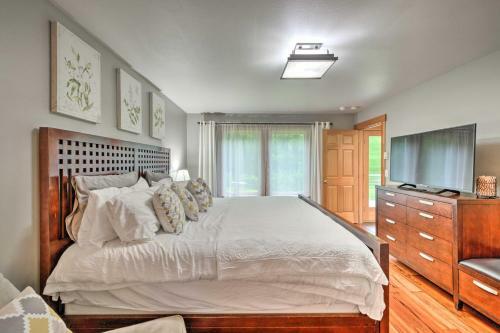 Spacious Whidbey Island Home With Deck And Hot Tub