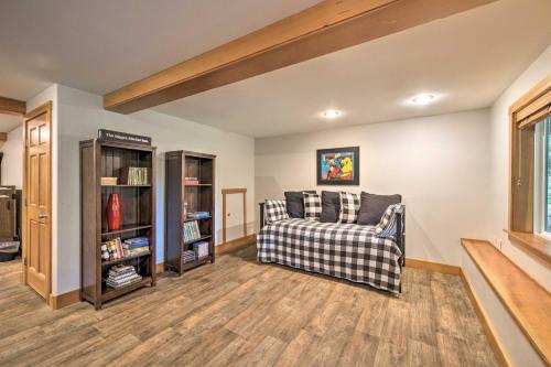 Spacious Whidbey Island Home With Deck And Hot Tub