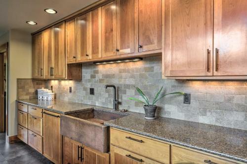 Spacious Whidbey Island Home With Deck And Hot Tub