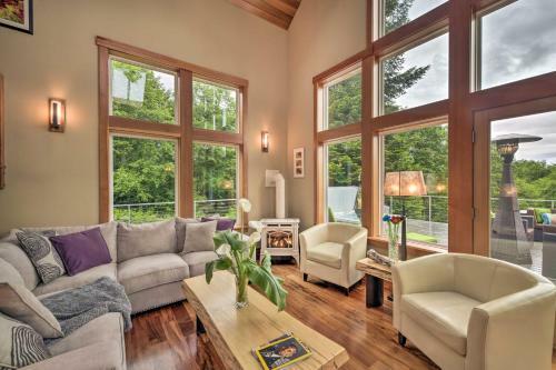 Spacious Whidbey Island Home With Deck And Hot Tub