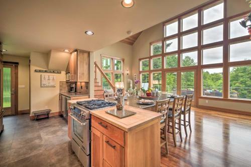 Spacious Whidbey Island Home With Deck And Hot Tub