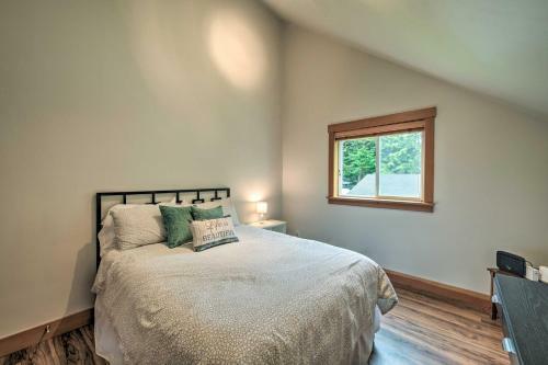 Spacious Whidbey Island Home With Deck And Hot Tub