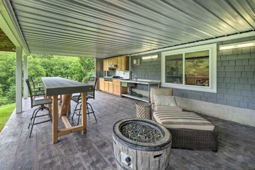 Spacious Whidbey Island Home With Deck And Hot Tub
