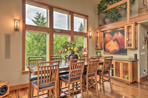Spacious Whidbey Island Home With Deck And Hot Tub