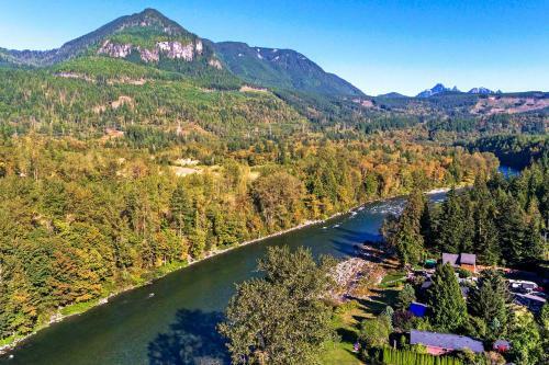 New! Riverfront Cabin Near Hiking And Stevens Pass